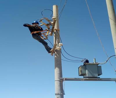 高空作業(yè)工作隊(duì)真情暖民心 電氣安裝服務(wù)延伸溫暖